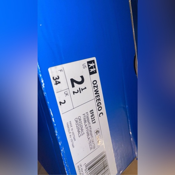 Kids white hologram Adidas size 2 1/2 - Picture 5 of 12